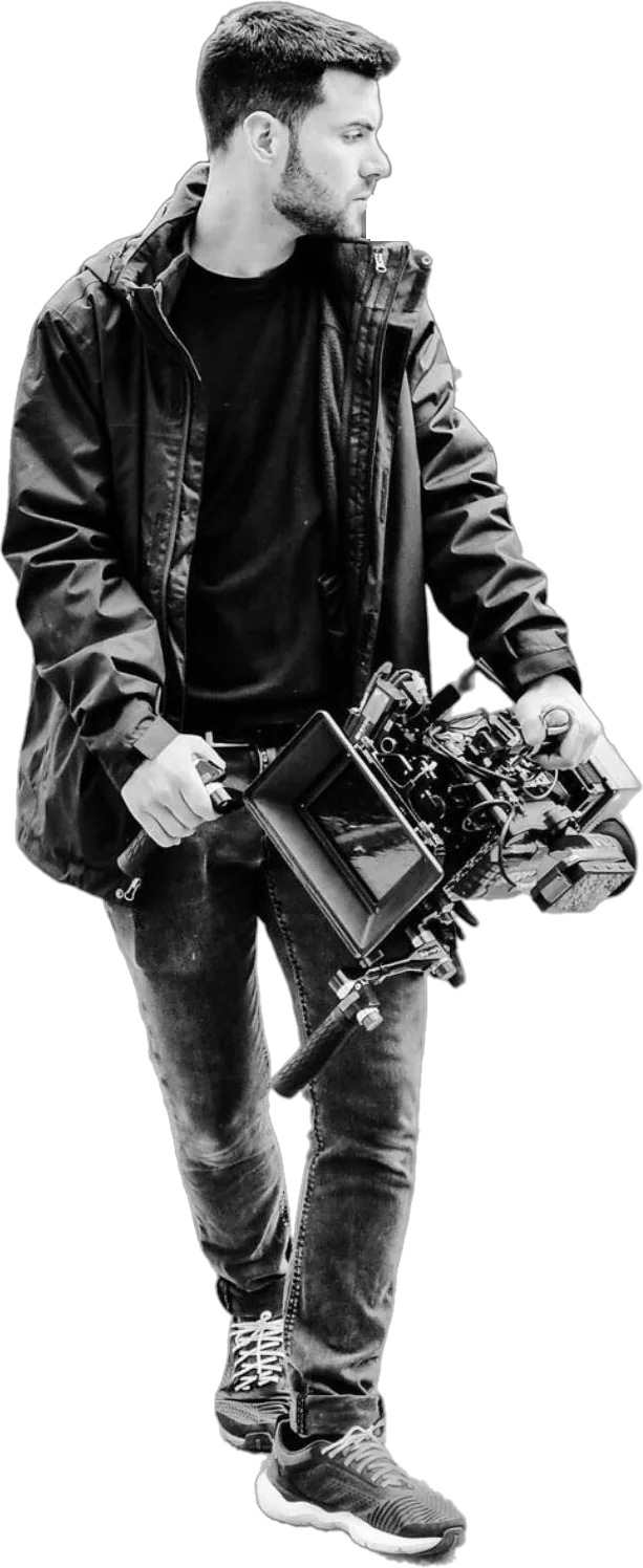 Jordi Vegart caminando con una cámara de cine en la mano